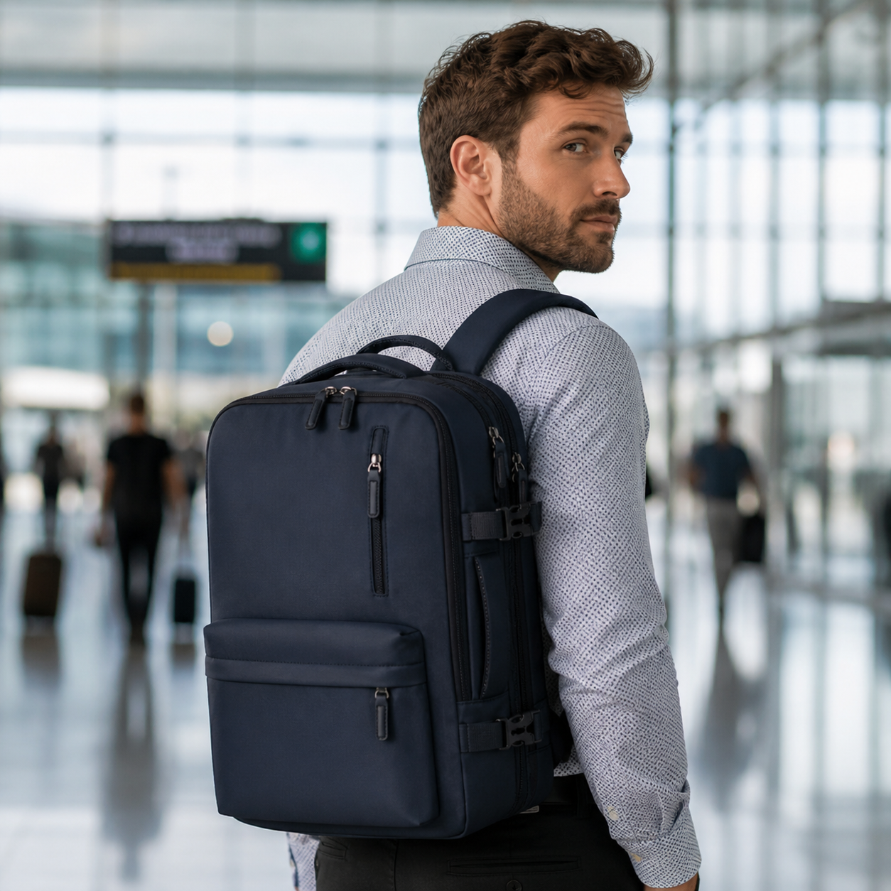 Homme dans un terminal moderne avec un sac bagage cabine
