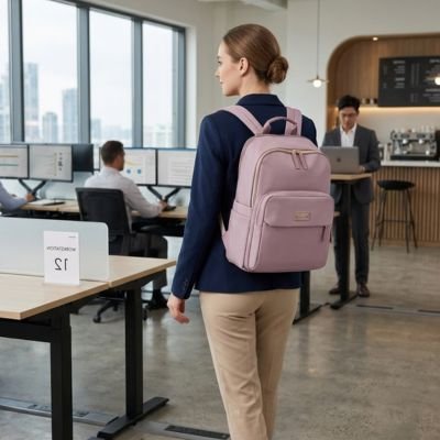 FEMME AVEC SAC A DOS WEEK END FEMME ESCALE URBAINE ROSE
