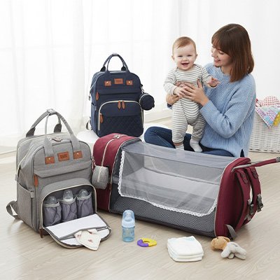 Présentation du sac de voyage pour bébé en trois couleur bleu, gris et rouge
