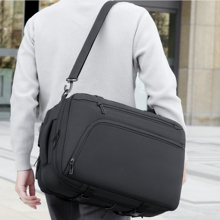 Sac à dos ordinateur portable ZenVoyage Business noir porté en bandouliÚre par un homme, design épuré, idéal pour déplacements professionnels en ville.