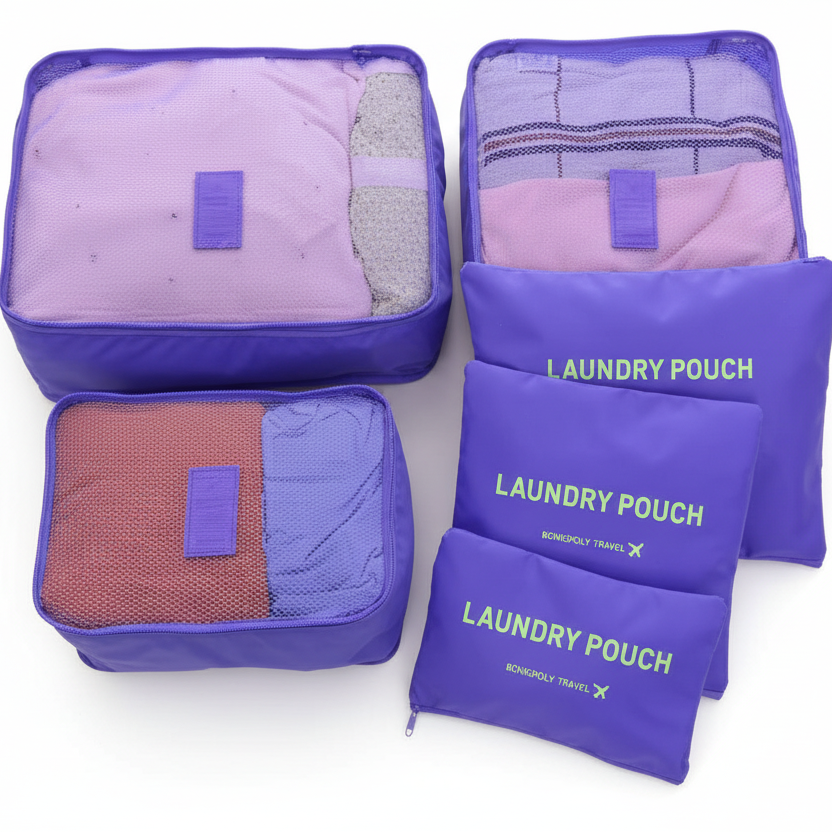 Ensemble de sacs de rangement pour voyage violets contenant des vĂȘtements pliĂ©s pour organiser efficacement une valise.