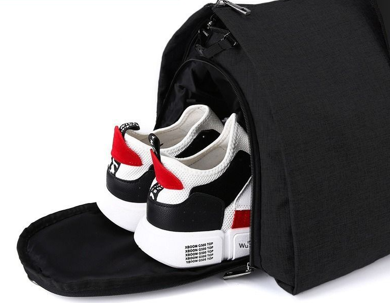 sac de voyage noir grand espace avec espadrilles, style cuir élégant et fonctionnel pour voyages et week ends