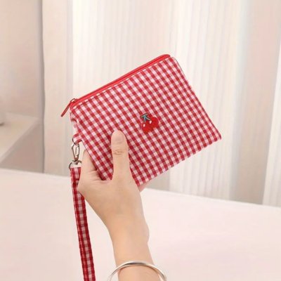 Trousse maquillage rouge à carreaux, ambiance lumineuse