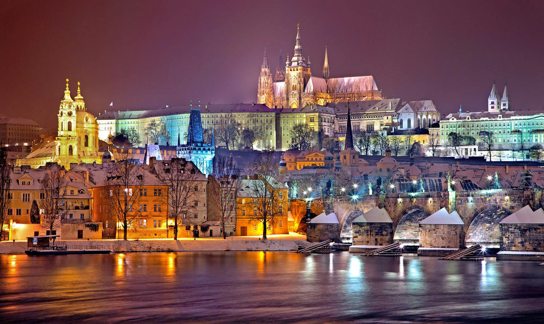 Photo de Prague de nuit toute illuminée