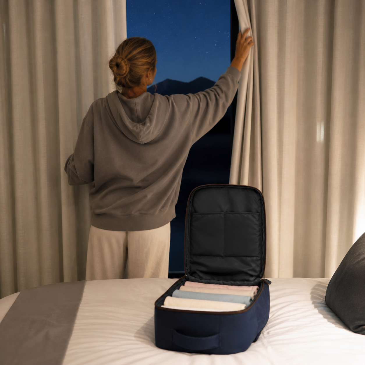 Bagage sac a dos posé sur un lit d’hôtel ouvert 