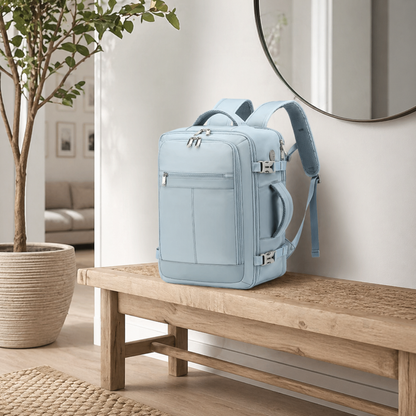 Bagage cabine sac à dos bleu posé sur un banc
