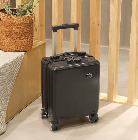 Compacte et élégante, la valise 40 × 30 × 20 cm noire à 4 roues pivotantes assure une mobilité fluide et un style contemporain
