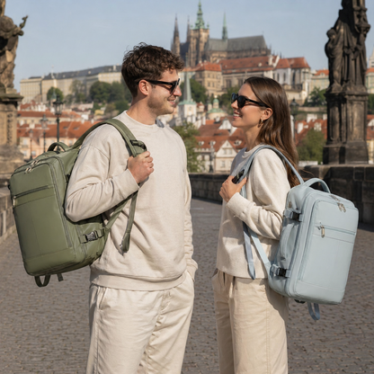 Couple en vacances à Prague avec bagage cabine sac à dos