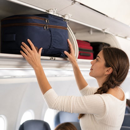 Femme qui place le bagage sac a dos à bord de l’avion