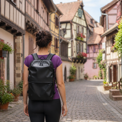 Femme avec bagage cabine en visite à Colmar