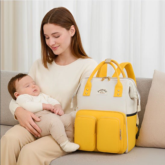 Femme avec bébé faisant la sieste et sac de voyage à dos bébé jaune poussin