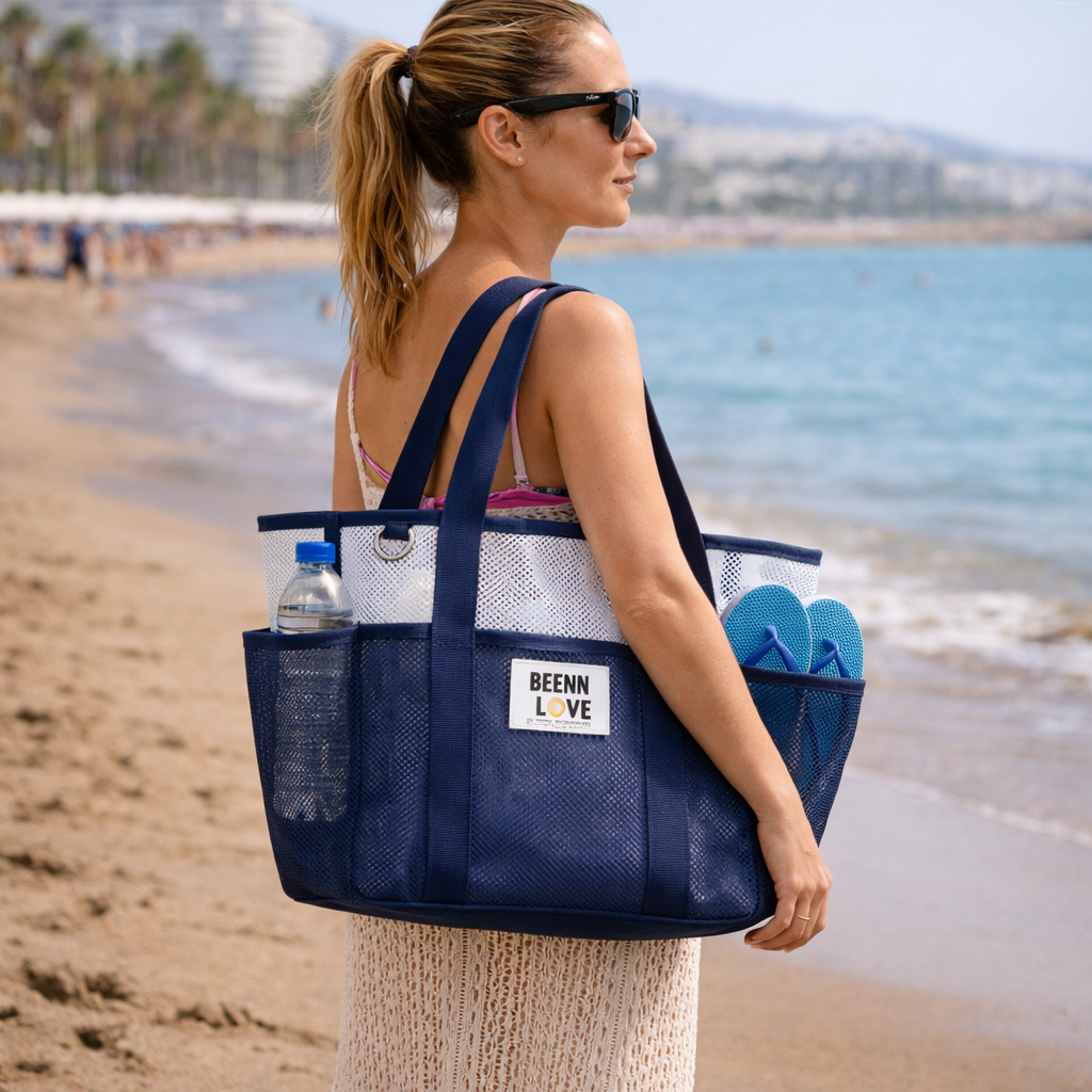 Femme en bord de mer avec cabas de plage