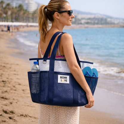 Femme en bord de mer avec cabas de plage