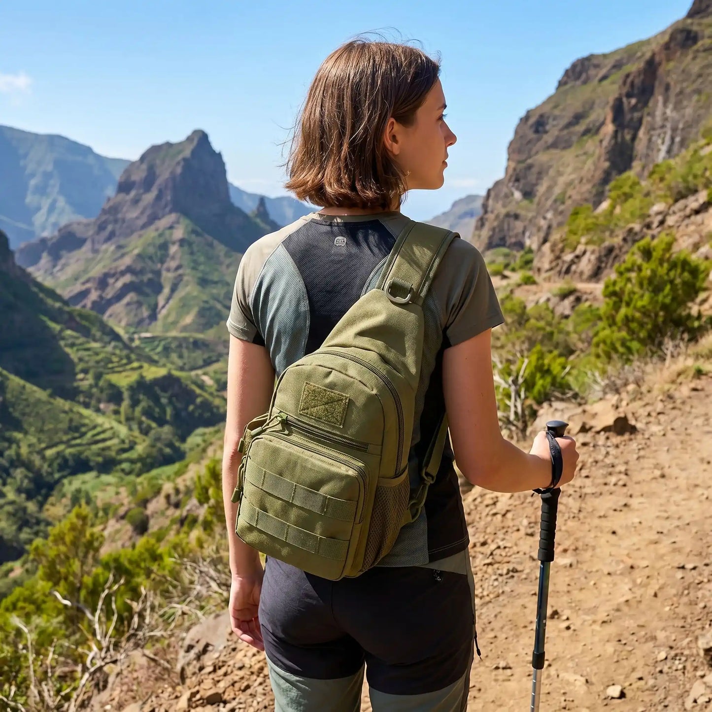 Femme en randonnée avec un sac bandoulière au Cap-Vert