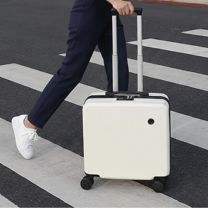 Femme en voyage d’affaires avec la valise 40 × 30 × 20 cm au design épuré