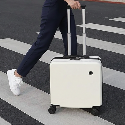 Femme en voyage d’affaires avec la valise 40 × 30 × 20 cm au design épuré