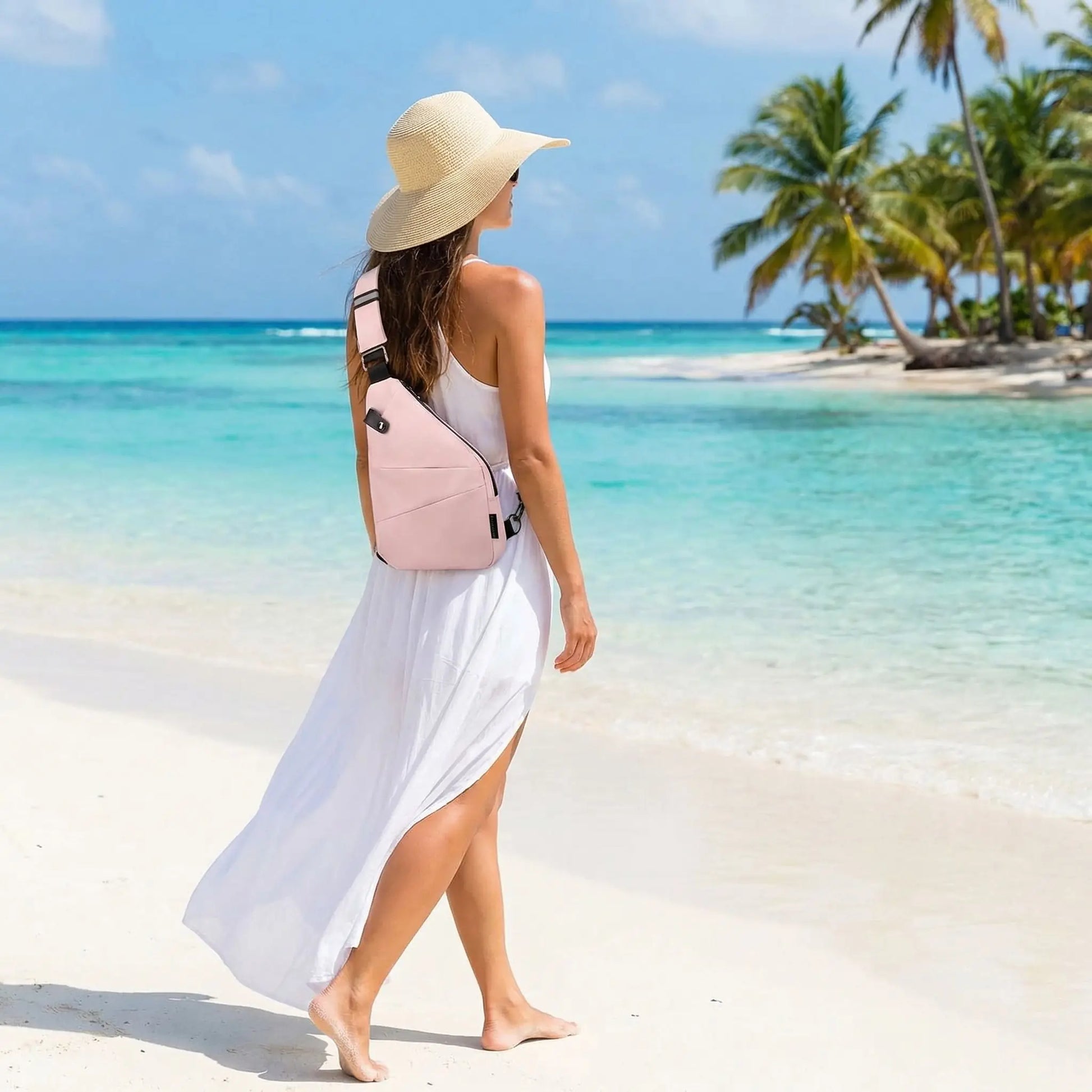 Femme en voyage sur une plage tropicale, portant un sac bandouliere antivol