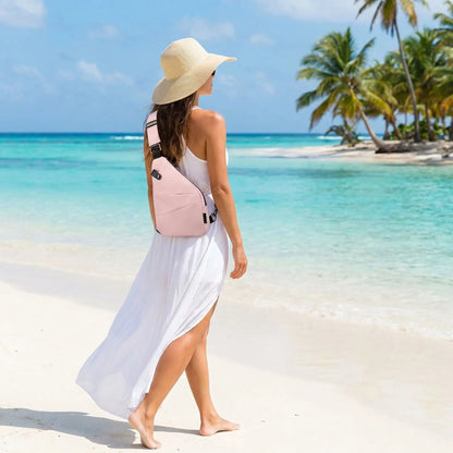 Femme en voyage sur une plage tropicale, portant un sac bandouliere antivol