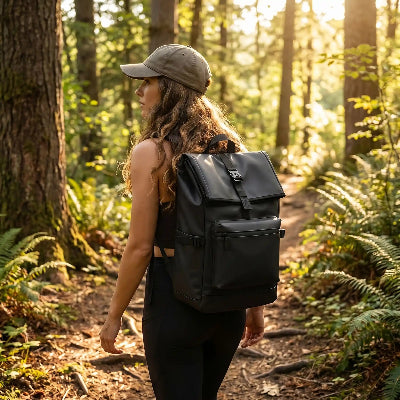 Femme marche sur un sentier avec son sac de randonnée