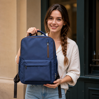 Femme présentant un bagage sac a dos aux dimensions compatibles Ryanair