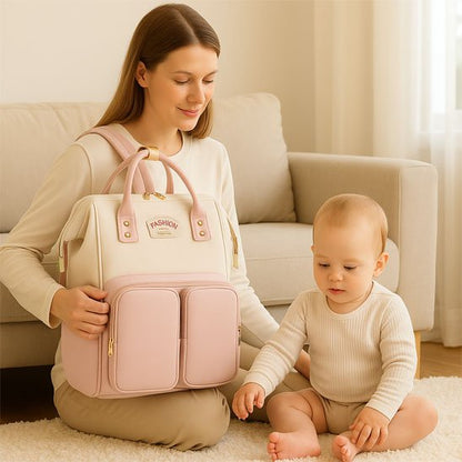 Femme utilisant le sac de voyage à dos bébé blanc et rose, porté sur une épaule et à l’avant