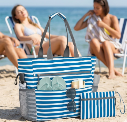 Femmes en bord de mer avec sac de plage grand et souple