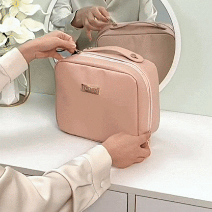 petit vidéo de présentation de la trousse de toilette femme. les divers compartiments sont exposés
