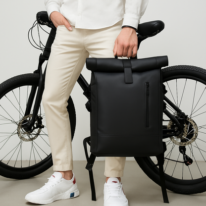 homme presente SAC A DOS VOYAGE ZenVoyage roller devant bicyclette noir