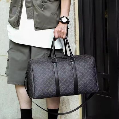 Homme vêtu style sportif blanc et vert kaki porte le sac de voyage par les poigné en extérieur
