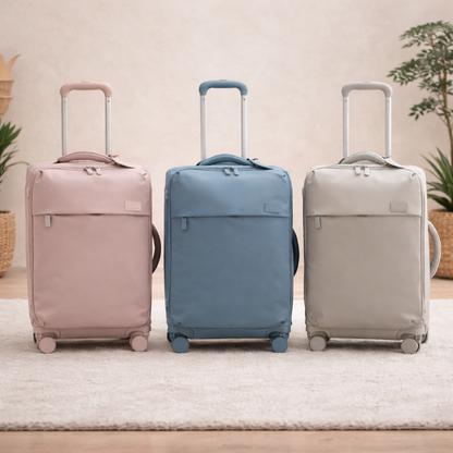 la valise souple cabine rose, bleu et gris, collection moderne au design minimaliste dans un salon lumineux