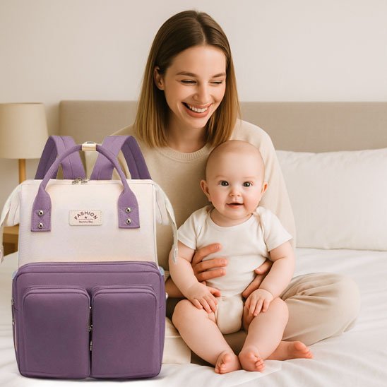 Maman et bébé sur un lit d’hôtel avec sac de voyage à dos pour bébé violet et blanc 