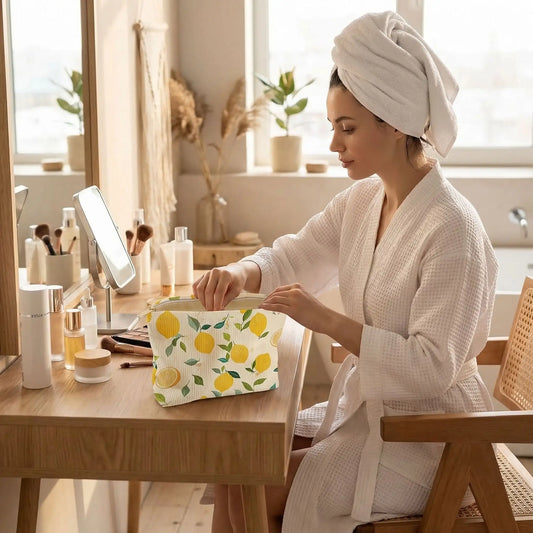 Personne en peignoir ouvrant une trousse à maquillage à motifs citrons 