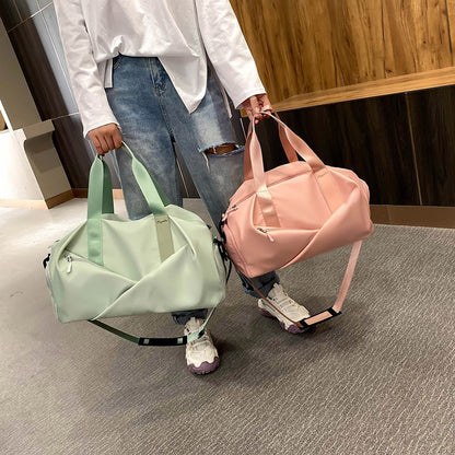 Personne tiens deux sac de voyage femme un rose et un vert couloir hotel