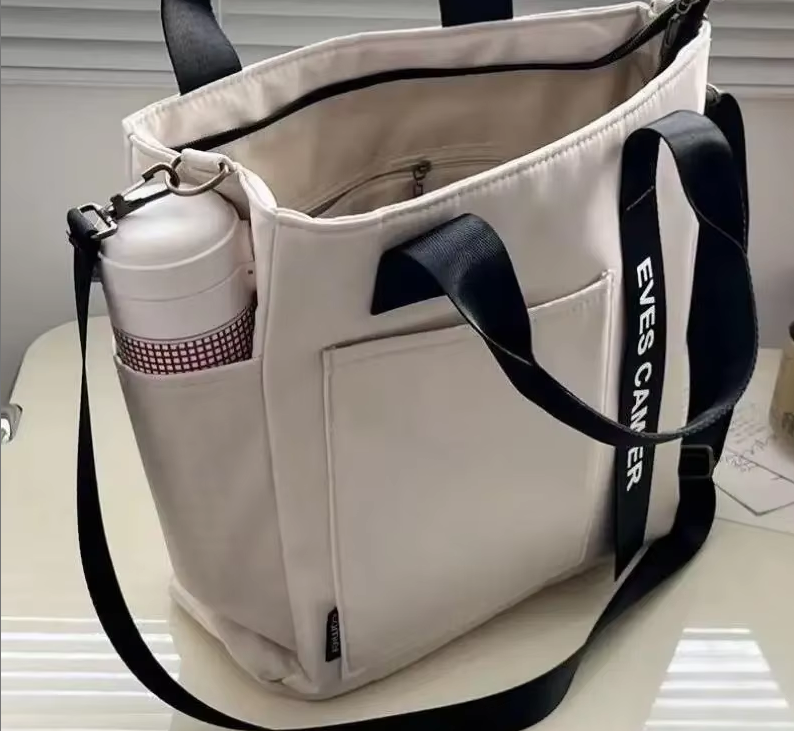Petit sac week‑end femme blanc crème avec poche bouteille, vue intérieure, style pratique et fonctionnel