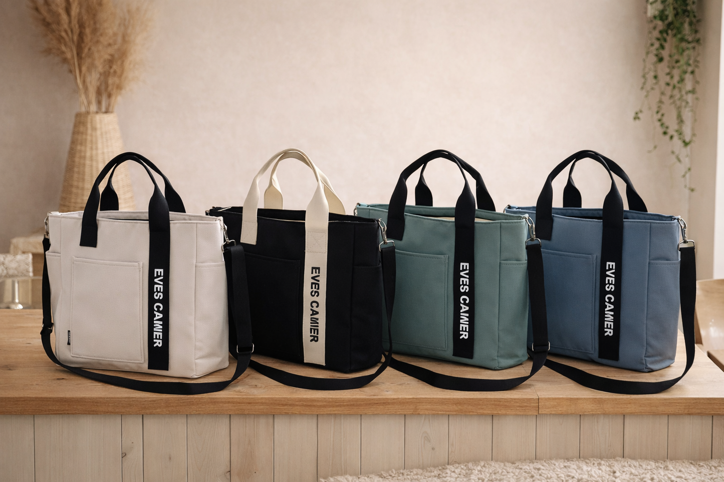 Petit sac week‑end femme blanc crème, noir, vert et bleu posé sur comptoir en bois, décor zen bohème lumineux