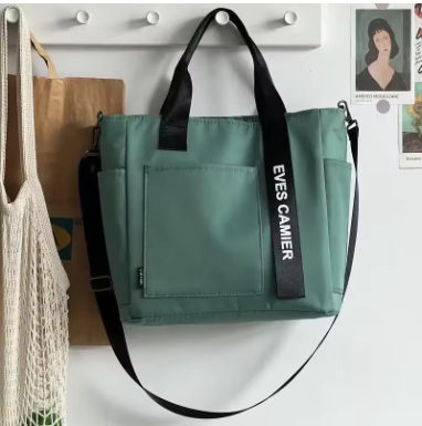Petit sac week‑end femme vert sauge suspendu sur crochet, ambiance naturelle et moderne