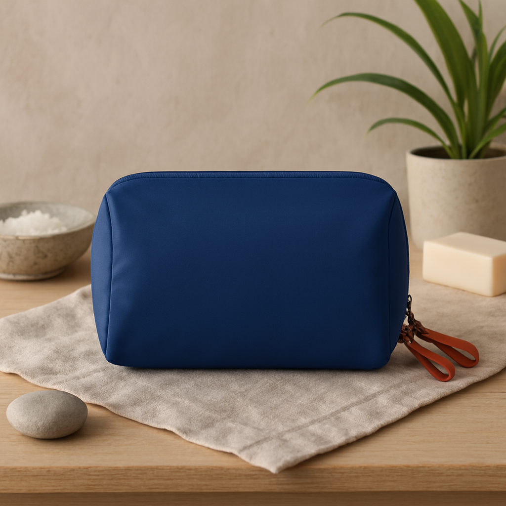 Petite Trousse de toilette Zen Élégance Essentiel marine dans un décor Zen avec plante araignée