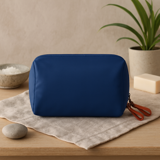 Petite Trousse de toilette Zen Élégance Essentiel marine dans un décor Zen avec plante araignée