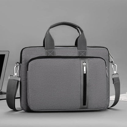 Pochette ordinateur grise dans une pièce minimaliste sur bureau gris