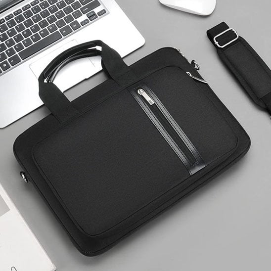 Sacoche pour ordinateur noir dans une pièce minimaliste sur bureau gris