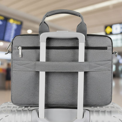 pochette ordinateur grise et robuste sur valise trolley et dans un décor d'aéroport