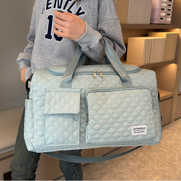 Presentaion Sac de voyage etanche grande capacite ZenVoyagExpress vert dans garde de robe