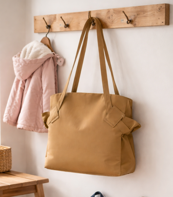 Présentation du Sac de voyage femme Kaki élégant accroché sur porte-manteau mural
