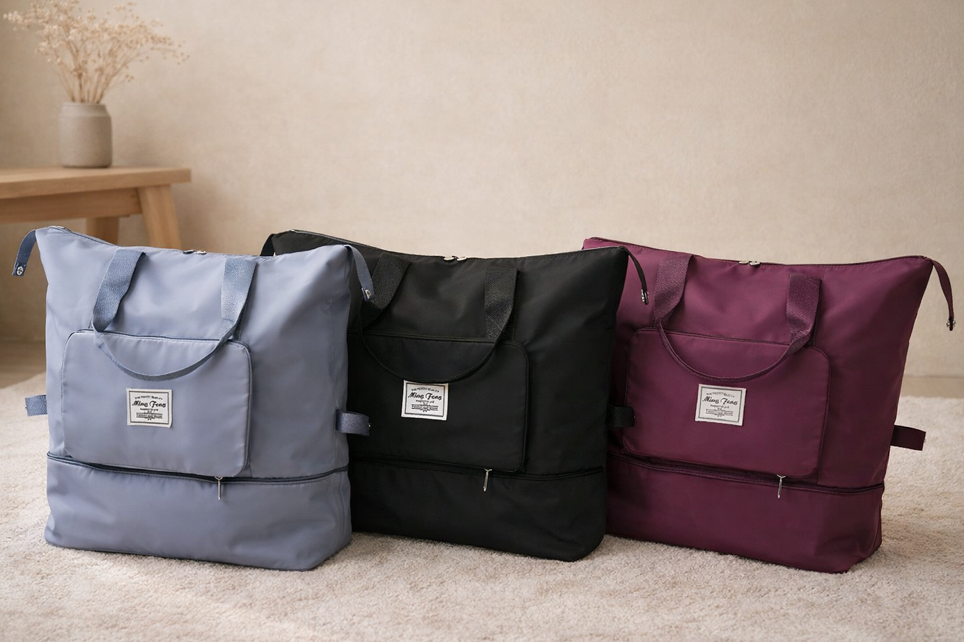 Présentation du sac week end femme extensible pliable noir bleu fuchsia sur tapis beige