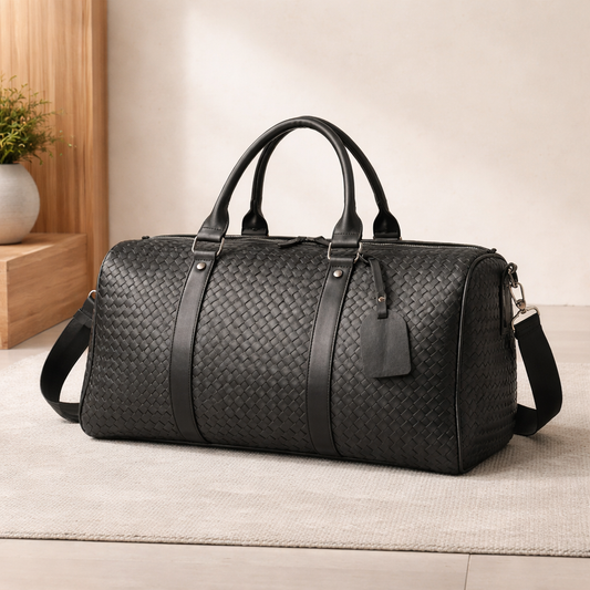 presentation sac de voyage noir effet cuir haute gamme dans une ambiance zen.