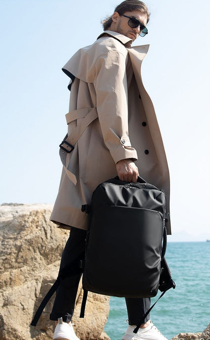 SAC A DOS DE VOYAGE moderne noir porte a la main en bord de mer look elegant et nomade parfait pour voyage urbain et aventure