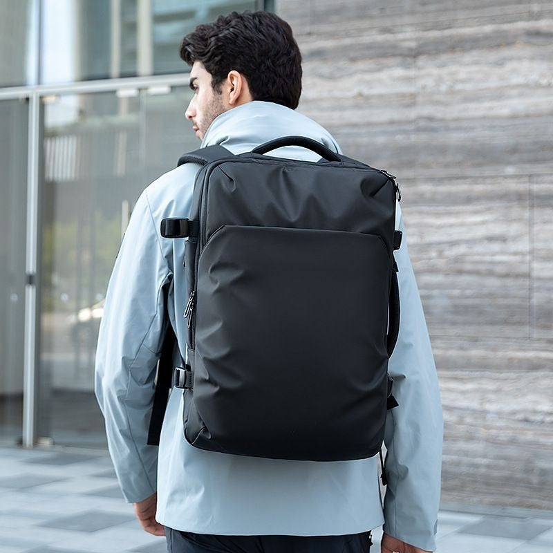 SAC A DOS DE VOYAGE noir design minimal porte sur le dos style urbain idéal pour déplacements professionnels voyages et bagage cabine