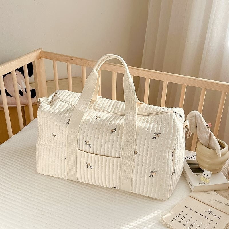 Sac week end zen polyvalent cabine modèle feuille d’olivier dans lit pour bébé avec calendrier et livre maternité