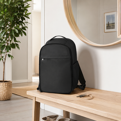 Sac à dos pour bagage cabine noir posé sur un banc en bois