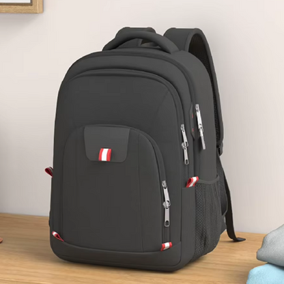 Sac à dos pour voyage, parfait pour la cabine, posé sur une table avec poignée rembourrée et poches latérales